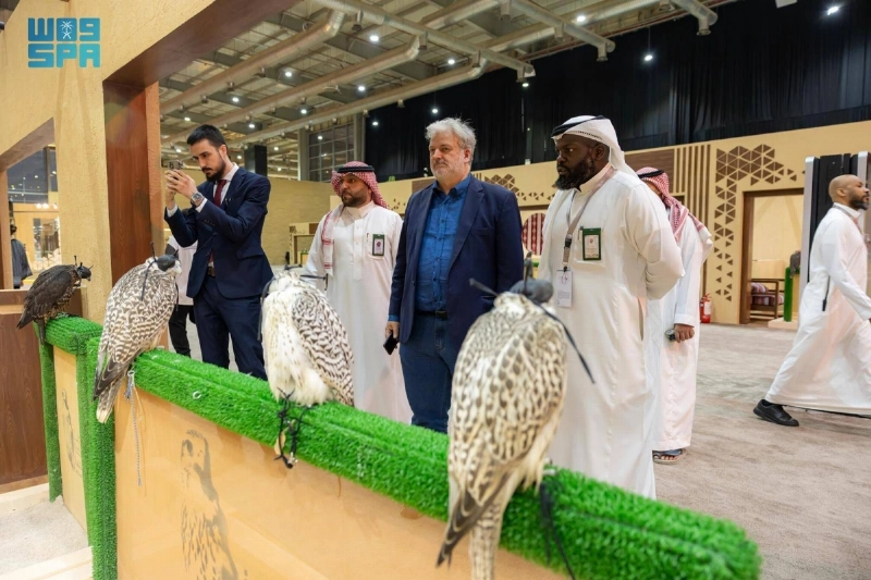 السفير الصربي يتجول في أجنحة المزاد