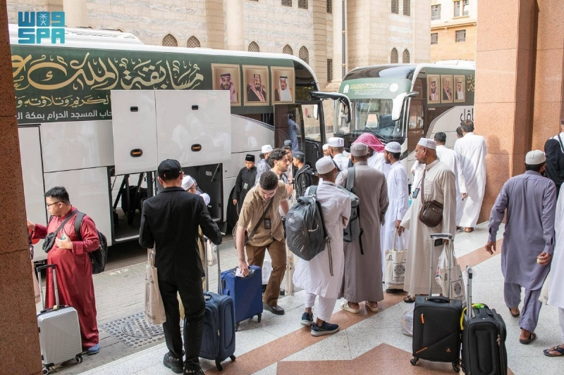 مغادرة المشاركين في المسابقة إلى المدينة