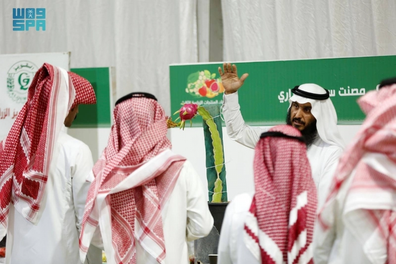 تقديم برامج توعوية للمزارعين
