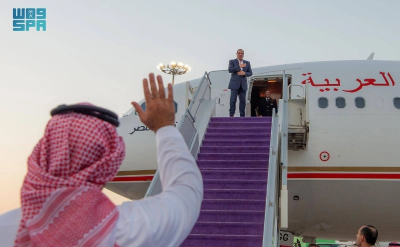 ولي العهد في مقدمة مودعي الرئيس المصري في مطار خليج نيوم