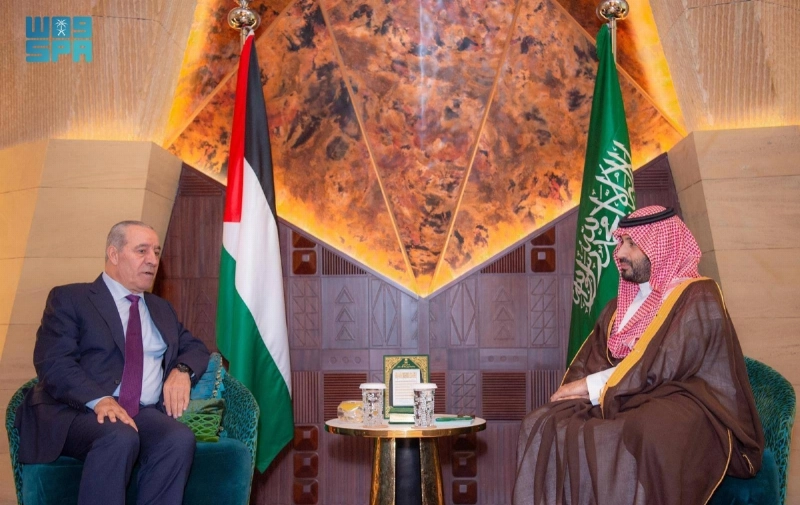ولي العهد لدى استقباله حسين الشيخ