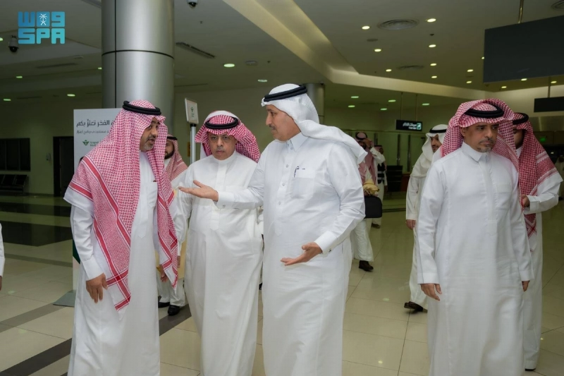 صالح الجاسر يطلع على مرافق المطار