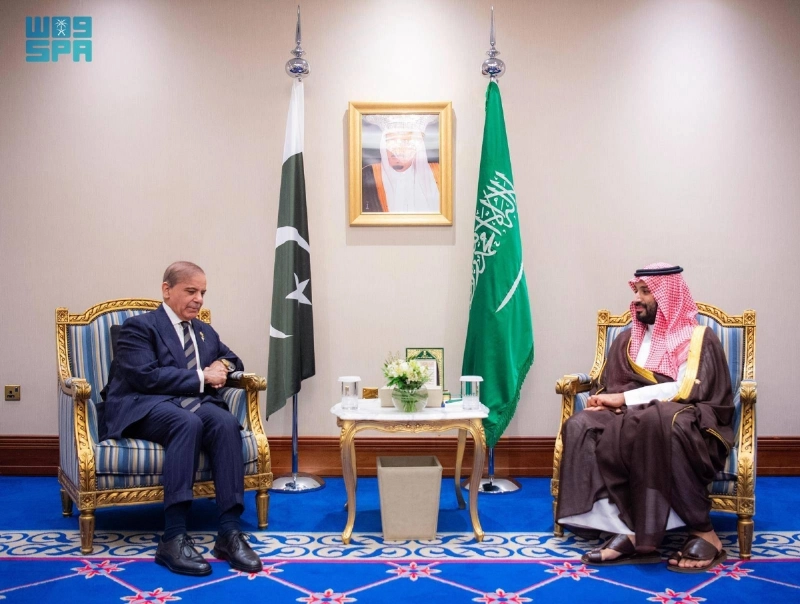 ولي العهد يلتقي رئيس الوزراء الباكستاني