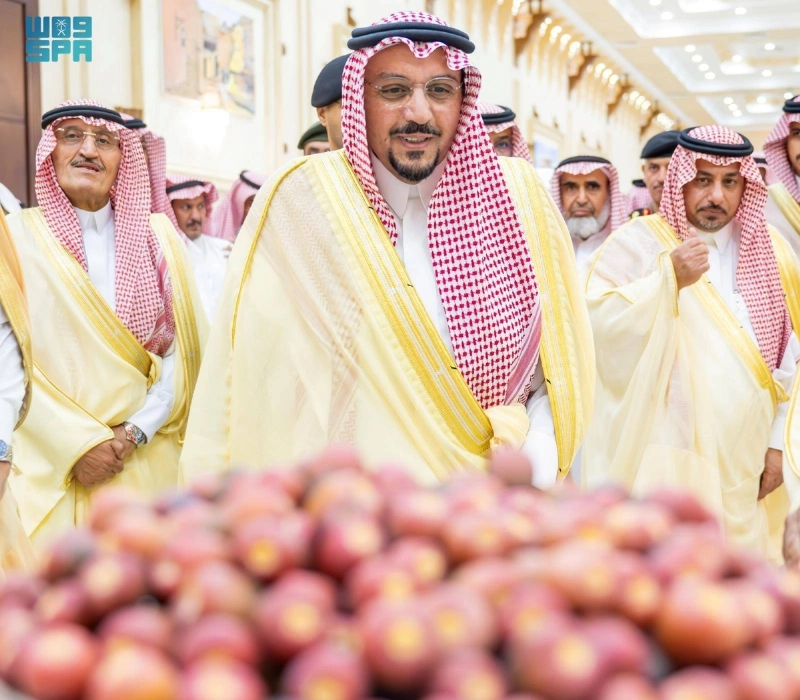 أمير القصيم يتجول في المعرض المصاحب للمهرجان