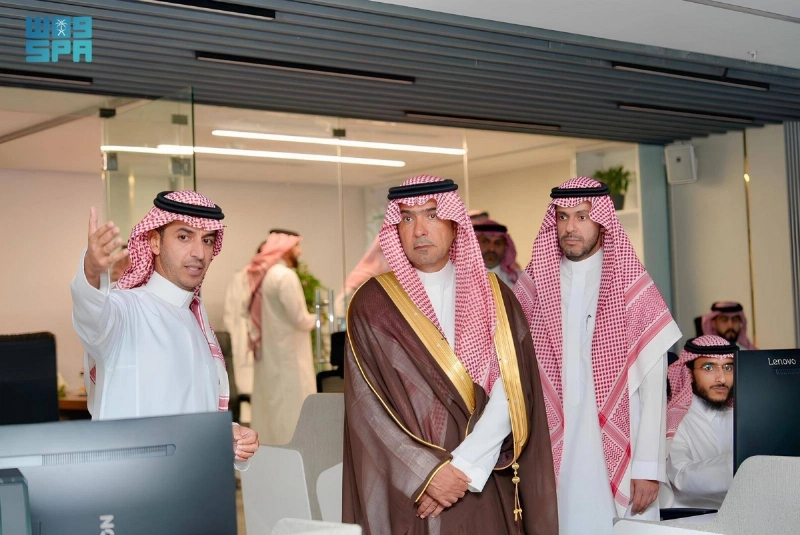 الحقيل لدى زيارته مركز العمليات الرقمية