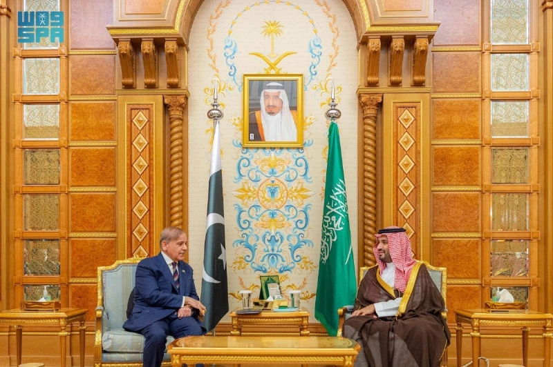 ولي العهد لدى استقباله رئيس وزراء باكستان
