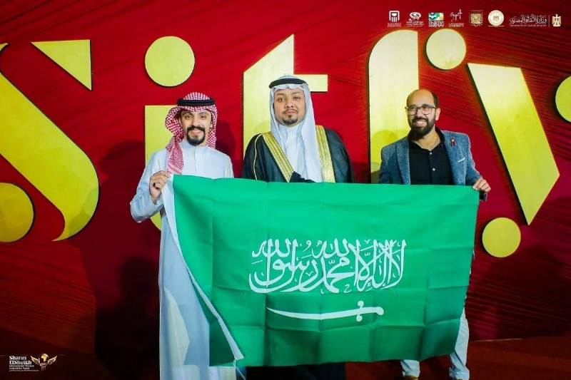 فريق جوقة المسرح على السجادة الحمراء لمهرجان شرم الشيخ الدولي للمسرح الشبابي