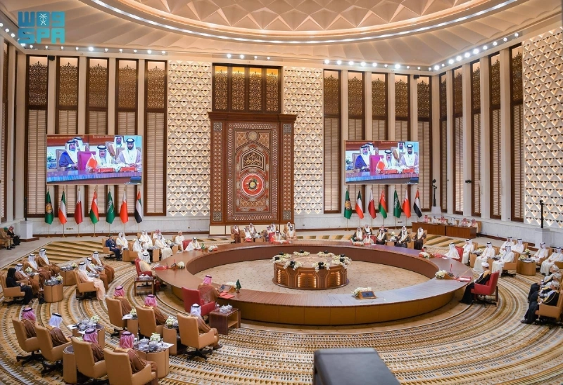 ولي العهد يتوسط قادة دول الخليج