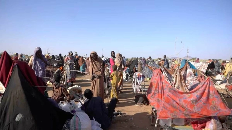 نازحون يجلسون داخل مخيم بعد فرارهم من مدينة الفاشر في طويلة بالسودان يوم 29 أكتوبر تشرين الأول 2025. تصوير: محمد الجمل