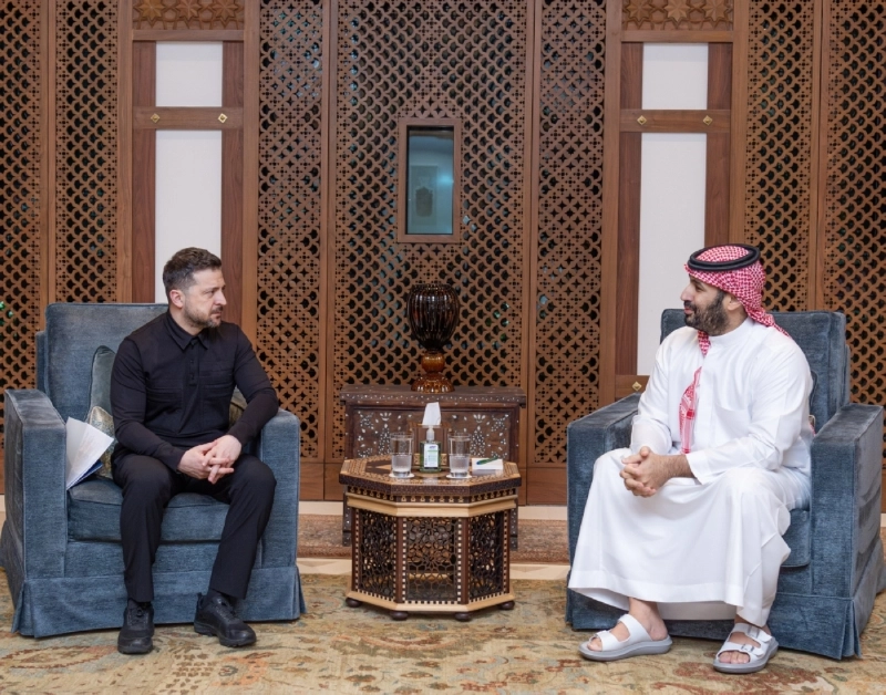 ولي العهد خلال لقائه الرئيس الأوكراني