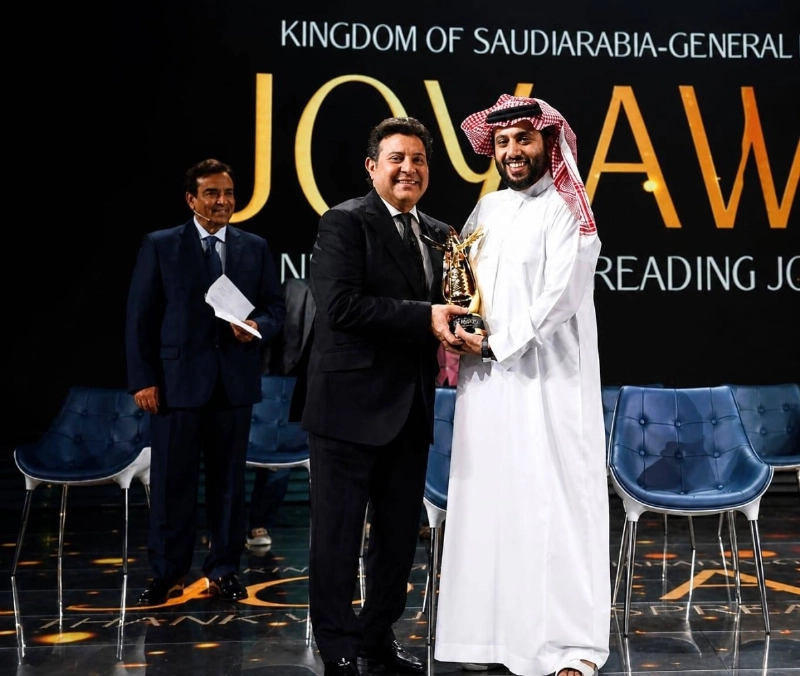 معالي المستشار تركي آل الشيخ يكرّم "أمير الغناء العربي" الفنان هاني شاكر خلال حفل جوائز Joy Awards في العاصمة الرياض.