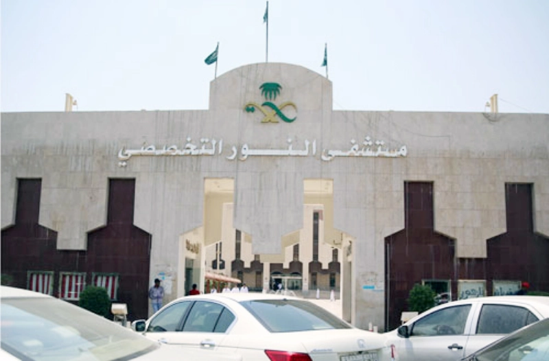 زائر يضع كمامتين لطفلتيه في الحرم المكي أمس