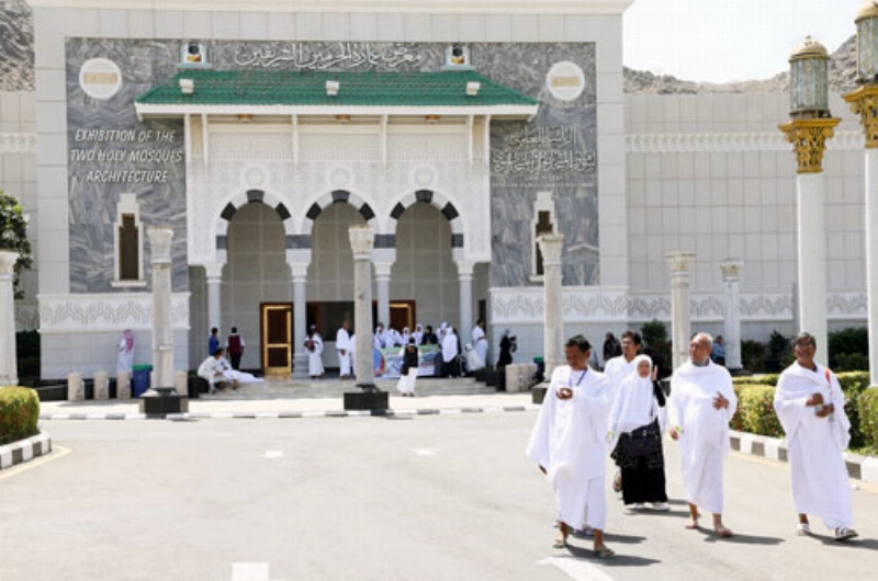 زوار معرض عمارة الحرمين (أحمد جابر)