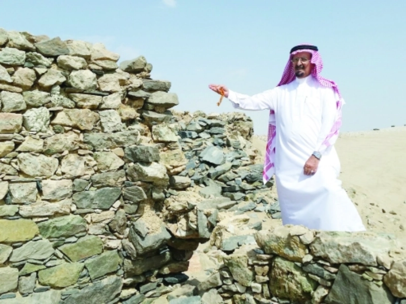 الدهاس يقف على أحد القصور الأثرية القريبة من الحديبية