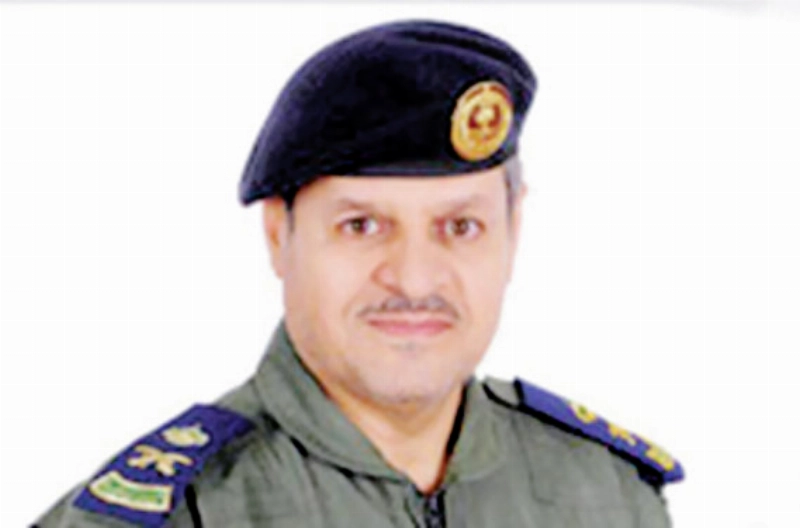 ..والسديس يسلمها إلى نائب كبير السدنة (أحمد جابر)