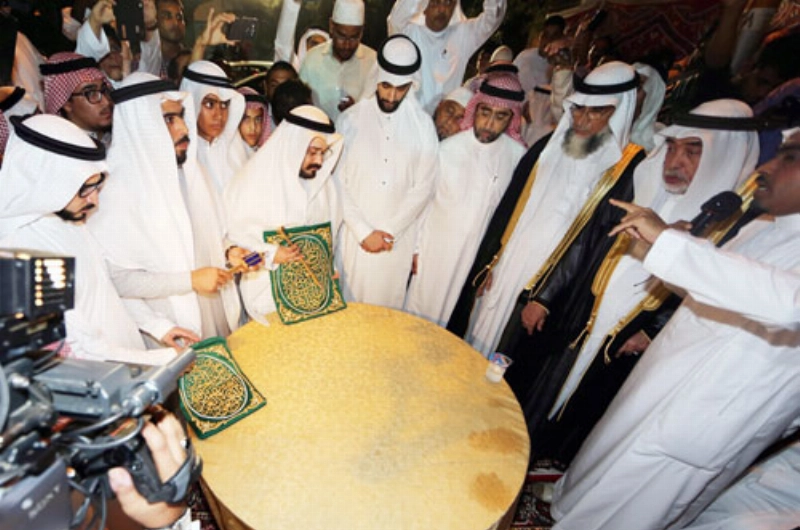 جانب من إجراءات تسليم مفتاح الكعبة لصالح الشيبي (عبدالله الشنقيطي)