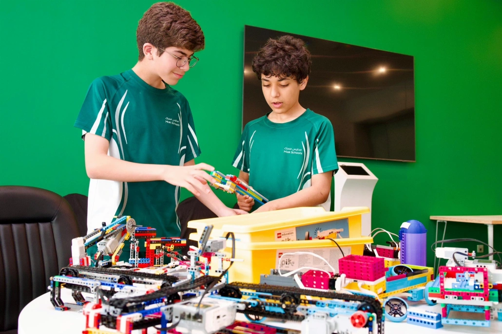 تعزيز الربط بين التعلم النظري والتطبيق العملي