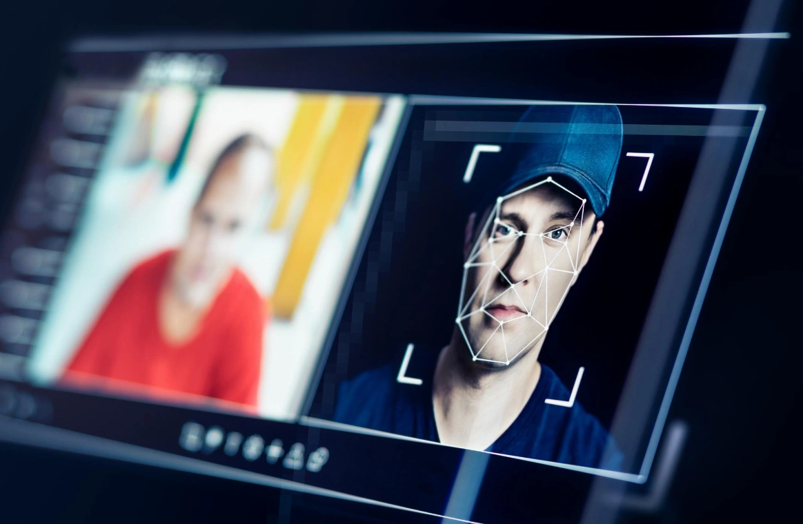 المحتوى الذي يحاكي وجوه أو هويات المشاهير