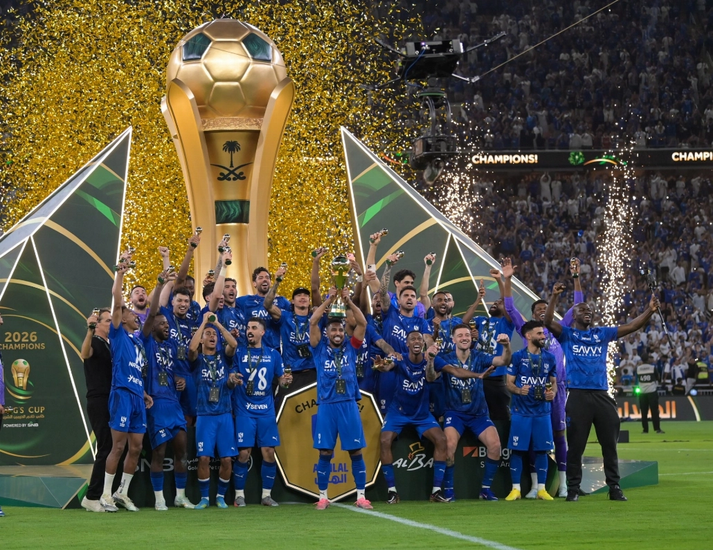 ولي العهد يتوج الهلال بأغلى الكؤوس