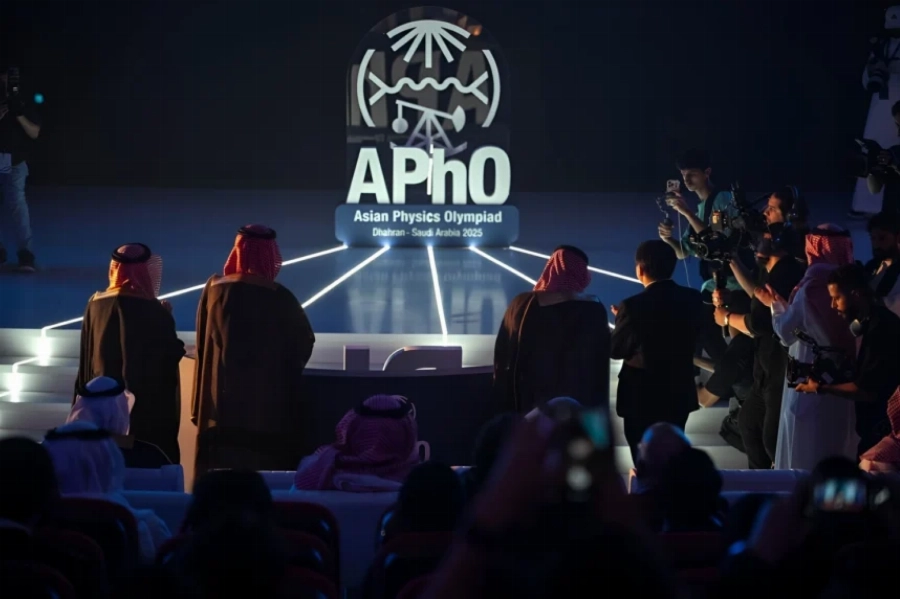 يخضع الطلبة لبرنامج تأهيلي متكامل على مدار العام