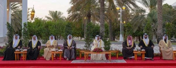 الملك القائد الأعلى يقيم مأدبة افطار لعدد من كبار ضباط قوة دفاع البحرين والحرس الوطني ووزارة الداخلية وجهاز المخابرات الوطني