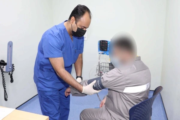 أطباء بالصحة: رعاية متكاملة وخدمات طبية على مدار الساعة لنزلاء "الإصلاح والتأهيل"