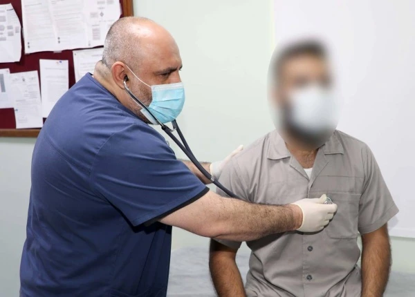 أطباء بالصحة: رعاية متكاملة وخدمات طبية على مدار الساعة لنزلاء "الإصلاح والتأهيل"