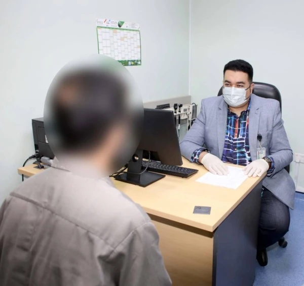 أطباء بالصحة: رعاية متكاملة وخدمات طبية على مدار الساعة لنزلاء "الإصلاح والتأهيل"