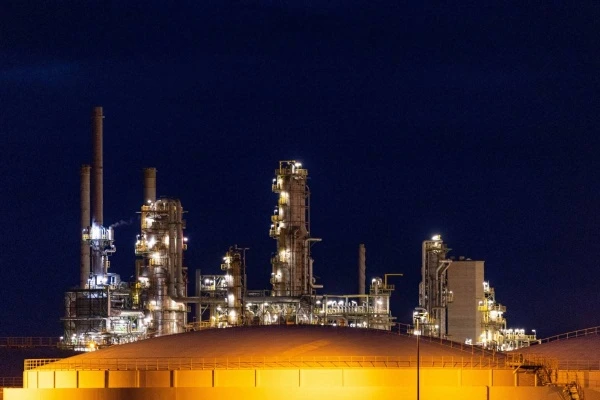 النفط يواجه ثالث خسارة أسبوعية وسط أزمة سقف سعر الخام الروسي ومخاوف الطلب