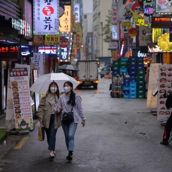 كوريا الجنوبية تقرر تخفيض مستوى ارتداء الكمامات في الأماكن الداخلية من الإلزام إلى التوصية
