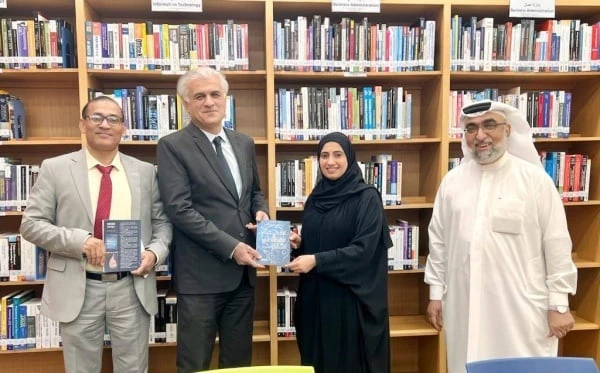 جاسم حاجي يهدي مكتبة الجامعة العربية المفتوحة كتابه حول الذكاء الاصطناعي