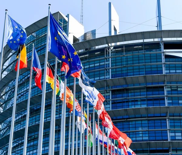 صحيفة مستشار خامنئي: أوروبا قامت "بمعظم الإجراءات الرئيسية" ضد الحرس الثوري