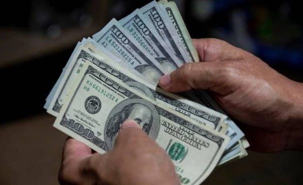 الدولار يتراجع مع التدخل لكبح تداعيات انهيار بنك سيليكون فالي