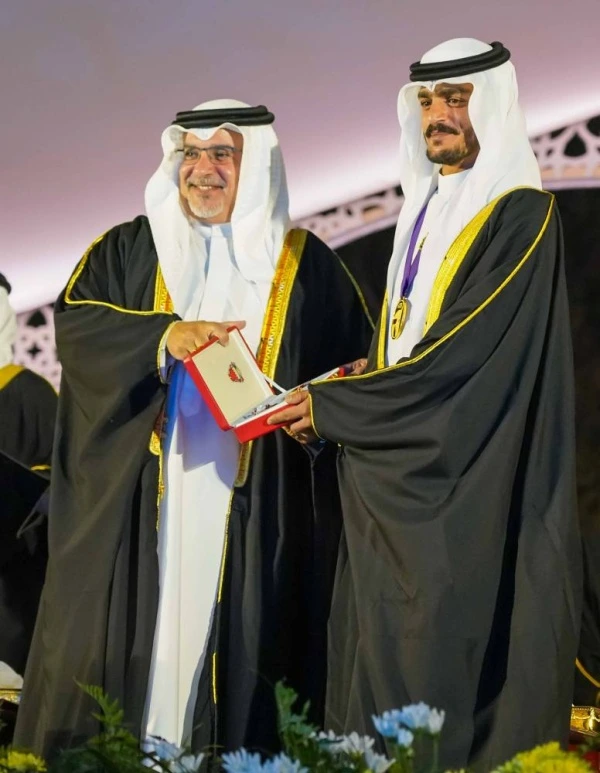 نيابة عن الملك.. ولي العهد رئيس الوزراء يحضر حفل تكريم ناصر بن حمد بمناسبة تحقيقه المركز الأول ببطولة العالم للقدرة