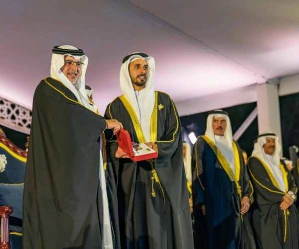 نيابة عن الملك.. ولي العهد رئيس الوزراء يحضر حفل تكريم ناصر بن حمد بمناسبة تحقيقه المركز الأول ببطولة العالم للقدرة