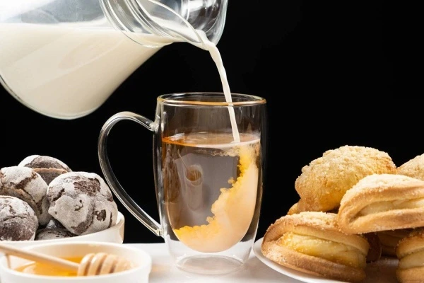 هل تهدد القهوة المكانة التاريخية للشاي لدى البريطانيين؟ إحصائيات تكشف كيف تأثرت عاداتهم اليومية