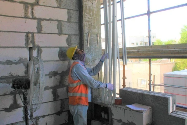 الأشغال: الانتهاء من أعمال الأساسات في مشروع إنشاء مبنى إضافي بمدرسة أسماء ذات النطاقين