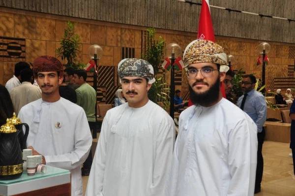 الطلبة العمانيين بجامعة الخليج العربي يحيون يومهم الوطني بالكوفية للتعبير عن تضامنهم مع الشعب الفلسطيني