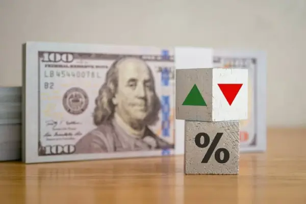 الدولار يتحرك في نطاق ضيق مع ترقب المستثمرين مزيداً من الوضوح بشأن الرسوم : CNN الاقتصادية