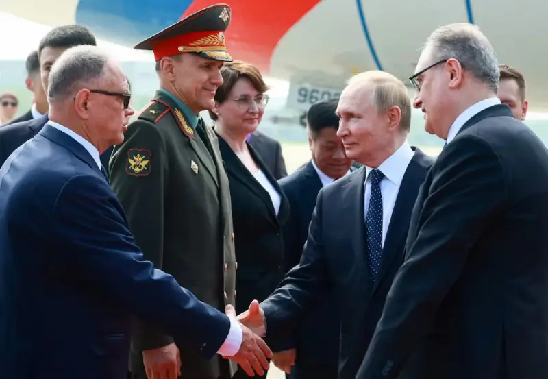 استقبال بوتين على السجادة الحمراء من قبل كبار مسؤولي المدينة