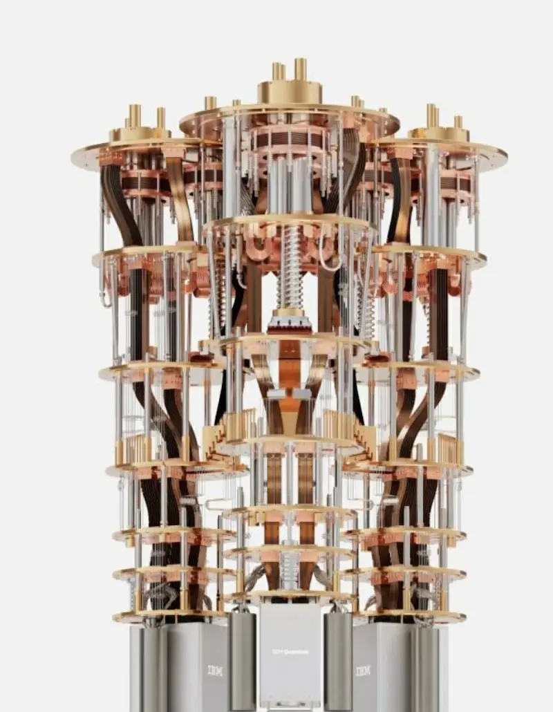 يُعدّ نظام أي بي إم الكمي 2 (الصورة الداخلية) أول حاسوب كمي معياري للشركة، وهو حجر الأساس في بنية الحوسبة الفائقة الكمومية من أي بي أم