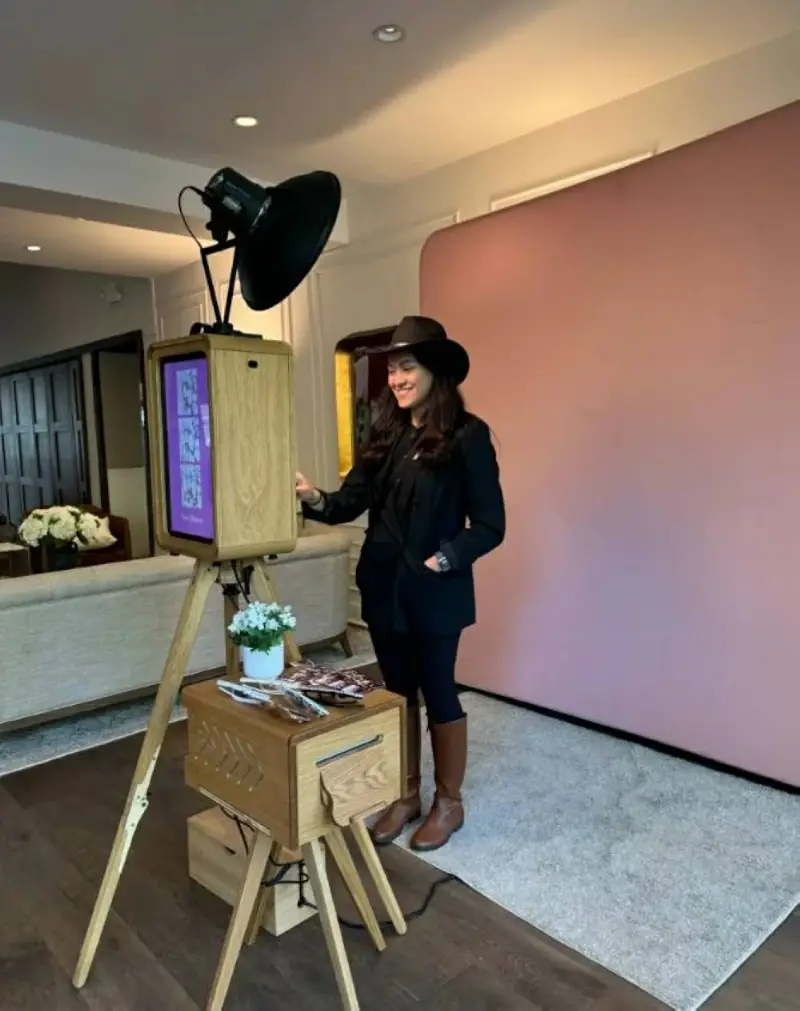 إلى جانب عملها بدوام كامل في مجال التكنولوجيا، تدير شار أغيلار شركة لتأجير كبائن التصوير مع زوجها في كاليفورنيا.