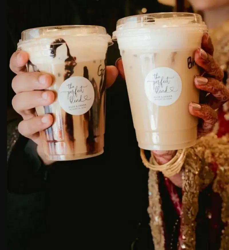 عروسان في حفل زفاف يعرضان المشروبات من عربة القهوة الخاصة بالأشقاء قادر.