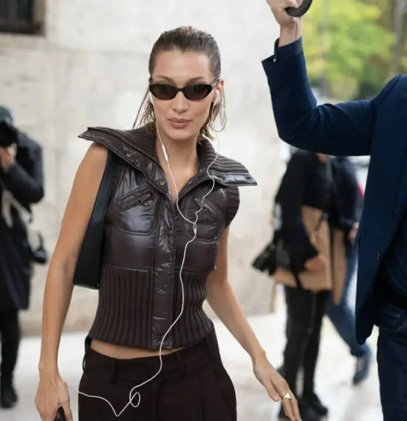 بيلا حديد، التي تظهر صورتها في عام 2019، ترتدي ملابس سلكية منذ سنوات.