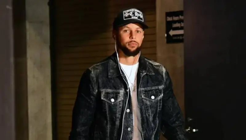 موضة غير متوقعة.. لماذا يحن الجيل الجديد للسماعات السلكية؟