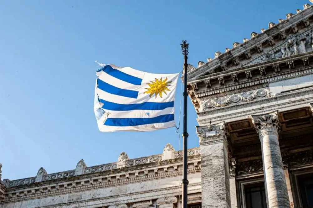 تحويل الديون إلى البيزو.. رهان أوروغواي الجديد