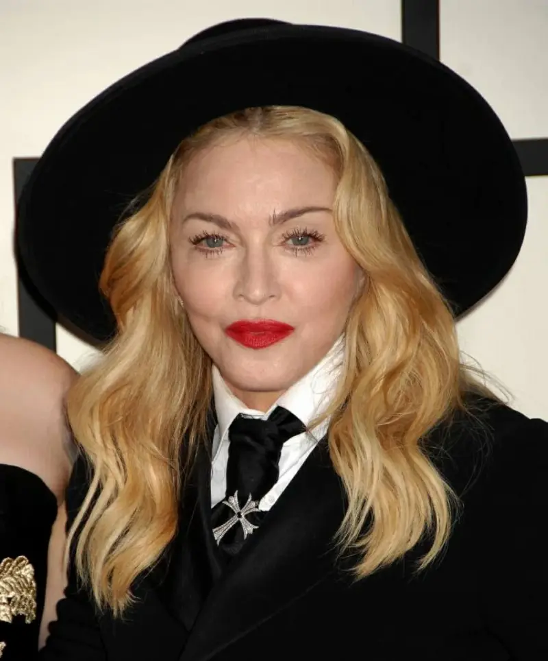 ثروات تحت السقف.. نجوم يحولون الشهرة إلى قصور وجزر بمئات الملايين