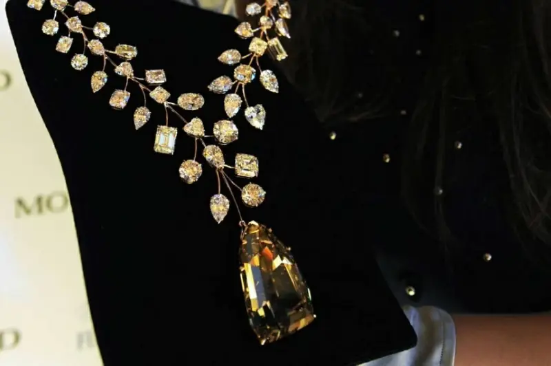 أحجار كريمة بيعت بمئات الملايين.. من «أوبن هايمر الزرقاء» إلى «لؤلؤ ماري أنتوانيت»