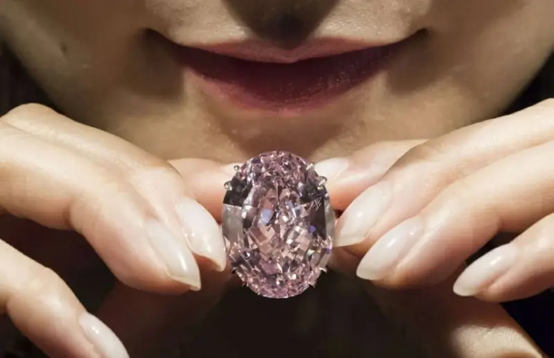 أحجار كريمة بيعت بمئات الملايين.. من «أوبن هايمر الزرقاء» إلى «لؤلؤ ماري أنتوانيت»