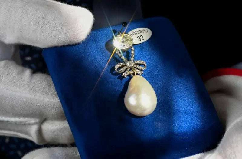 أحجار كريمة بيعت بمئات الملايين.. من «أوبن هايمر الزرقاء» إلى «لؤلؤ ماري أنتوانيت»